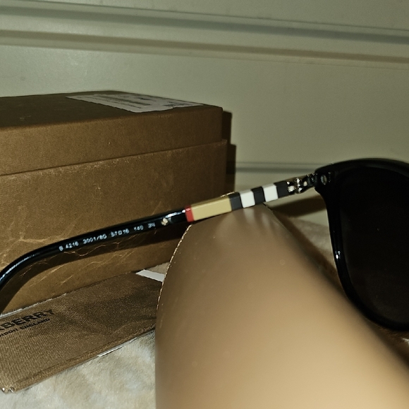 Burberry Black Sunglasses with Tan Case - Picture 9 of 9